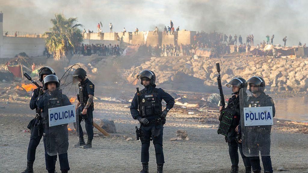Spanish police on the shoreline at Ceuta after the crossings. Credit: Europa Press.